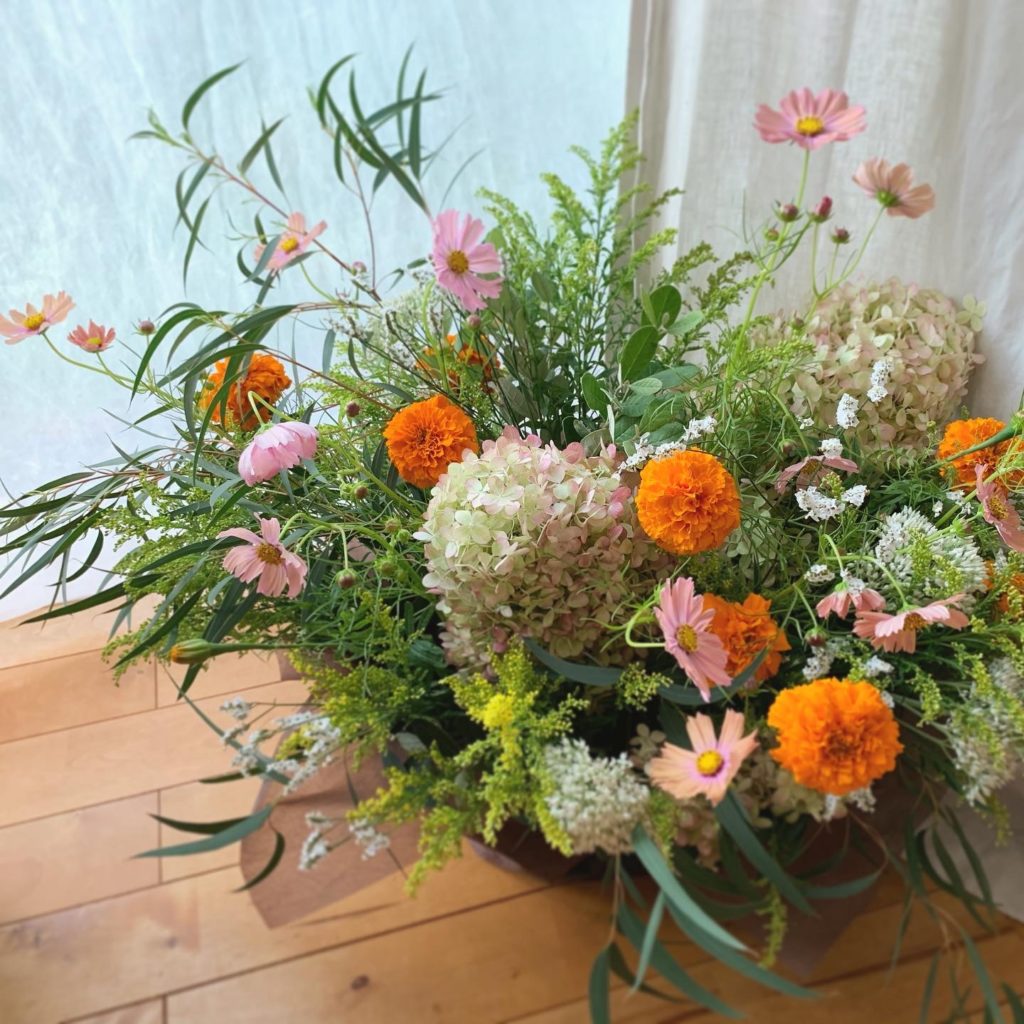 明るい小花のarrangement